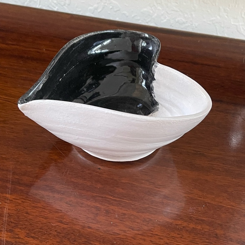 Studio Art Pottery Heart Shape Bowl Dish Trinket Dish Signed 1/2 White 1/2 Black - Picture 2 of 7